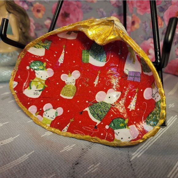DECOUPAGE CLAM SHELL DECOUPAGE CHRISTMAS MICE ON A CLAM SHELL TRINKET DISH - Picture 3 of 11